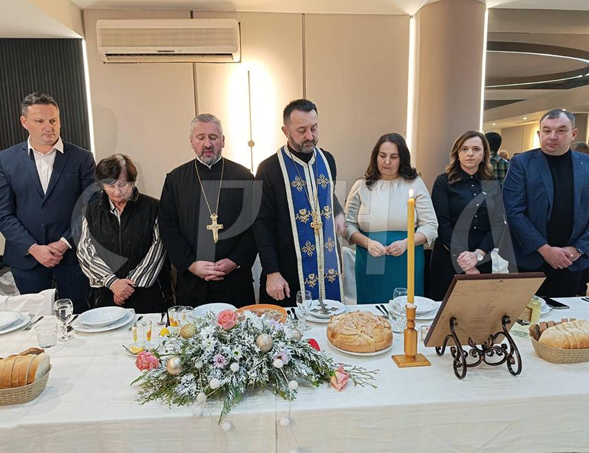 МРКОЊИЋ ГРАД, 13. ДЕЦЕМБРА /СРНА/ - Културно-умјетничко друштво /КУД/ "Петар Први Карађорђевић Мркоњић" прославило је вечерас крсну славу – Светог Андреја Првозваног.