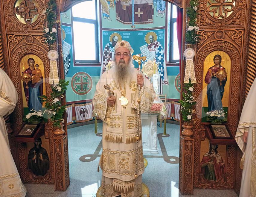 ЗВОРНИК, 14. ДЕЦЕМБРА /СРНА/ - Његово високо преосвештенство митрополит зворничко-тузлански Фотије позвао је данас вјернике да чувају Републику Српску која је стално на удару.