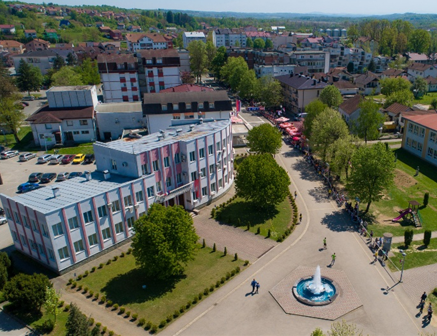 СРБАЦ, 14. ДЕЦЕМБРА /СРНА/ - Скупштина општине Србац одржаће сутра посљедњу сједницу у овој години, на којој се очекује усвајање ребаланса за текућу и буџета за наредну годину, изјавио је Срни предсједник локалне Скупштине Дејан Девић.