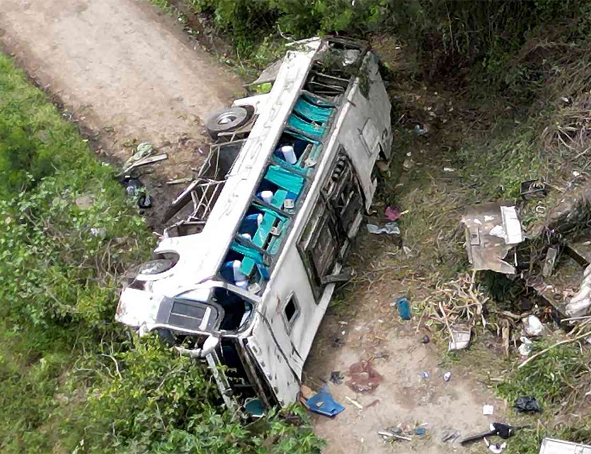 БОГОТА, 14. ДЕЦЕМБРА /СРНА/ - Аутобус са ђацима слетио је у провалију на сјеверу Колумбије, погинуло је најмање 10 лица, а 20 је повријеђено, саопштио је гувернер Антиокије Андрес Хулијан.