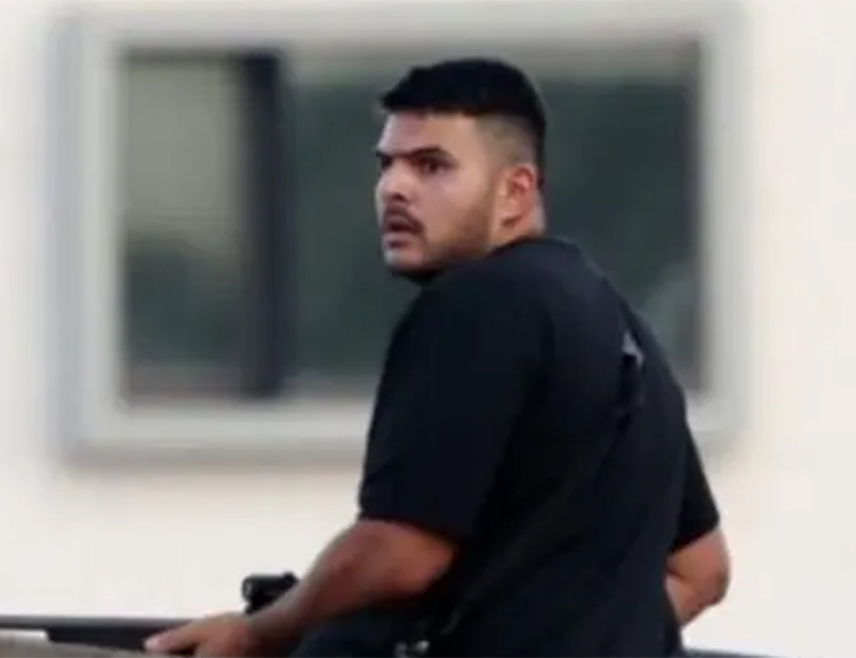 ЛОНДОН, 14. ДЕЦЕМБРА /СРНА/ - Један од терориста, који је извршио напад на плажи у Сиднеју у коме је убијено 12 људи, идентификован је као Навид Акрам, пише "Дејли мејл".