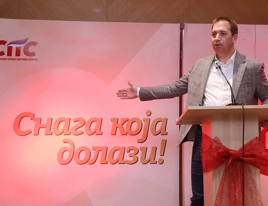 БАЊАЛУКА, 14. ДЕЦЕМБРА /СРНА/ - Представници Социјалистичке партије Српске /СПС/ уручили су вечерас у Бањалуци 300 чланских картица новим члановима, који су се придружили бањалучком одбору.