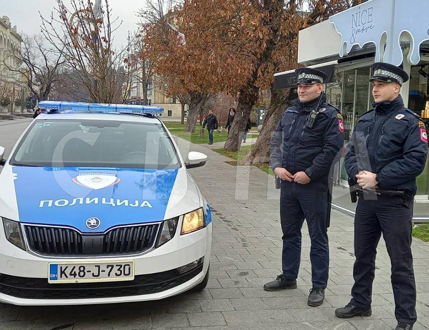 БАЊАЛУКА, 15. ДЕЦЕМБРА /СРНА/ - Полицијска возила зауставила су се на више мјеста у Бањалуци с циљем изражавања поштовања према убијеном начелнику Сектора криминалистичке полиције Полицијске управе Приједор Раденка Башића, те указивања на сложеност и ризике полицијског посла.