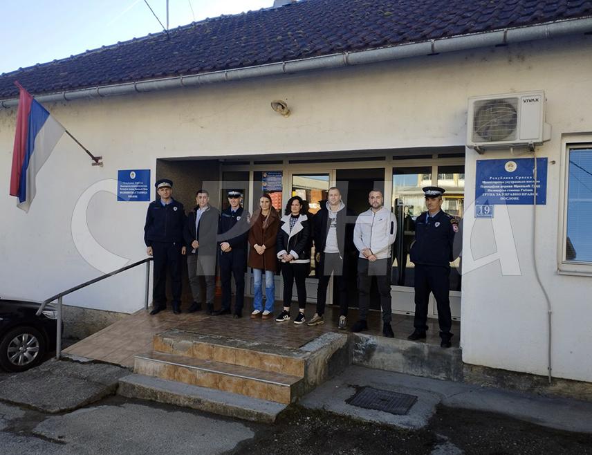 МРКОЊИЋ ГРАД, 15. ДЕЦЕМБРА /СРНА/ - Патроле Полицијске управе Мркоњић Град зауставиле су данас полицијска возила у 10.30 часова, када у Суду БиХ у Сарајеву почиње изрицање пресуде за убиство полицијског инспектора из Приједора Раденка Башића.