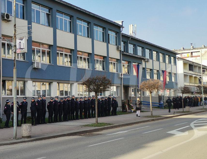 ДОБОЈ, 15. ДЕЦЕМБРА /СРНА/ - Припадници Полицијске управе Добој данас су симболично појачали своје присуство на јавним мјестима у знак сјећања и поштовања према настрадалом начелнику приједорског Сектора криминалистичке полиције Раденку Башићу, поводом изрицања првостепене пресуде за његово убиство.