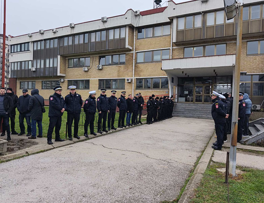 БИЈЕЉИНА, 15. ДЕЦЕМБРА /СРНА/ - Бијељински полицајци окупили су се данас на више локација у овом граду чекајући пресуду поводом убиства начелника приједорског Сектора криминалистичке полиције Раденка Башића.