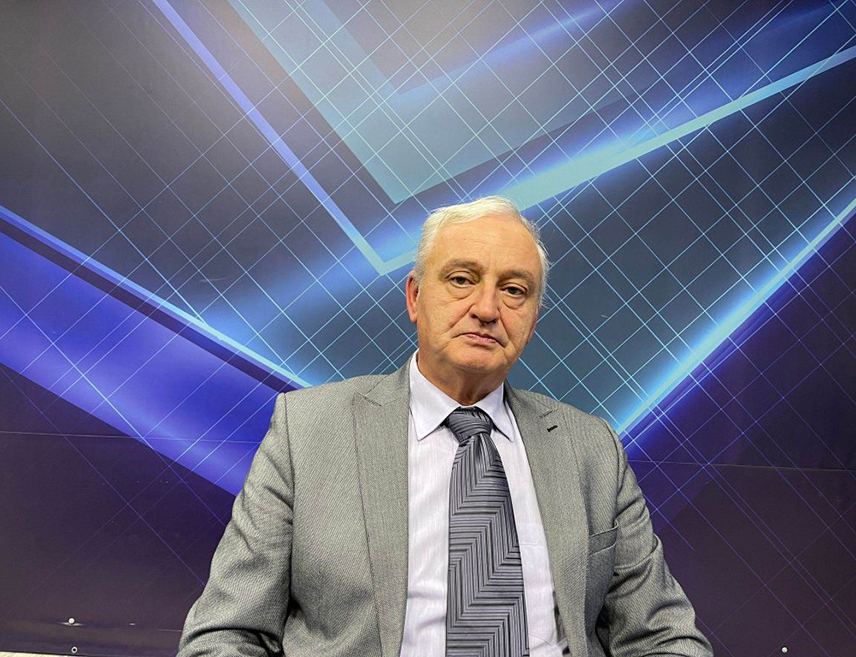 БАЊАЛУКА, 15. ДЕЦЕМБРА /СРНА/ - Текст Дејтонског споразума је искривљиван од првог дана, а такозвана међународна заједница никада није имала жељу да БиХ буде организована, мирна и да напредује, сматра универзитетски професор Саша Мићин.