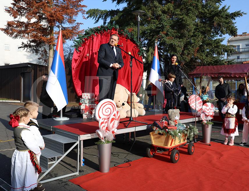 ДЕРВЕНTА, 15. ДЕЦЕМБРА /СРНА/ - Лидер СНСД-а Милорад Додик изјавио је данас у Дервенти, гдје је отворен дограђени дио вртића "Tрол", да је примарни циљ изградња капацитета за прихват све дјеце у Републици Српској.