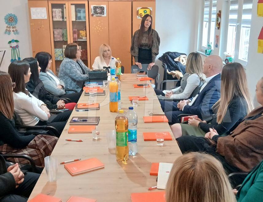 МОДРИЧА, 15. ДЕЦЕМБРА /СРНА/ - У Сигурној кући у Модричи тренутно је 11 особа, од којих седморо дјеце, а од оснивања је збринуто више од 3.000 жена и дјеце, истакнуто је данас на обиљежавању 25 година од оснивања Удружења грађана "Будућност" и Сигурне куће која ради у оквиру ове невладине организације.