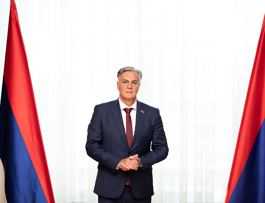 САРАЈЕВО, 15. ДЕЦЕМБРА /СРНА/ - Кандидат СНСД-а на пријевременим изборима за предсједника Републике Српске Синиша Каран побиједио је на изборима освојивши 222.182 гласа, односно 50,39 одсто, показују подаци Централне изборне комисије /ЦИК/ БиХ на основу обрађених свих бирачких мјеста.