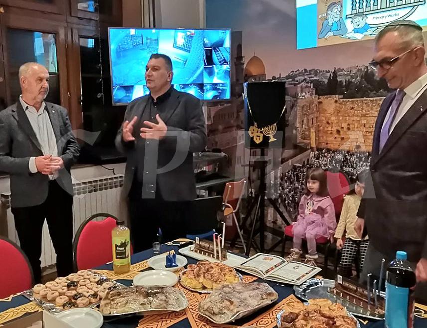 ДОБОЈ, 15. ДЕЦЕМБРА /СРНА/ - Јеврејска општина у Добоју организовала је вечерас прославу Хануке - јеврејског празника свјетлости, окупљања и борбе за слободу вјере.