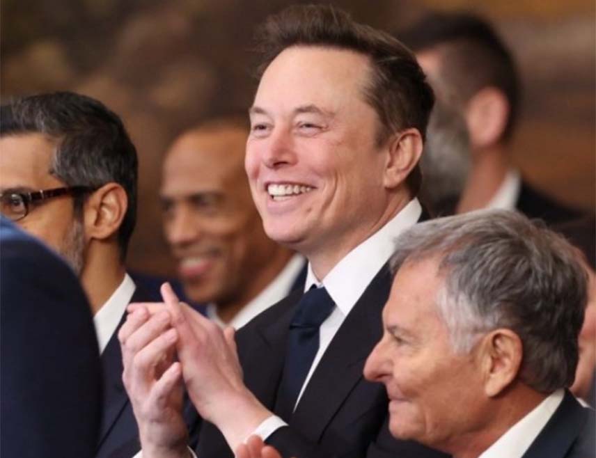 ВАШИНГТОН, 15. ДЕЦЕМБРА /СРНА/ - Амерички предузетник Илон Маск прва је особа у свијету чије је богатство премашило 600 милијарди долара, објавио је магазин "Форбс".