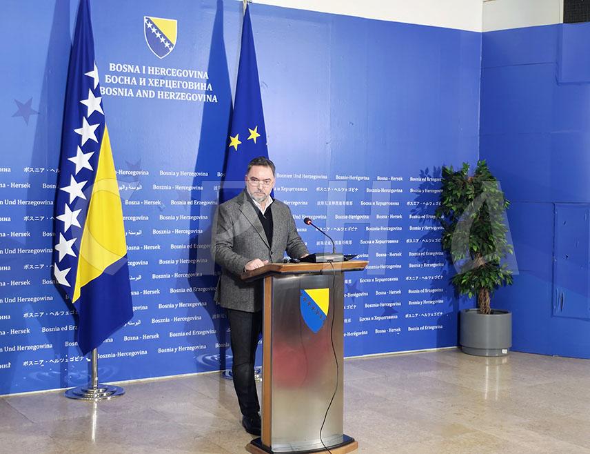 САРАЈЕВО, 16. ДЕЦЕМБРА /СРНА/ - Замјеник предсједавајуће Савјета министара Сташа Кошарац истакао је да се до рјешења може доћи једино у разговорима са институцијама Републике Српске, наводећи као примјер недавно усвајање закона о регулатору електричне енергије.