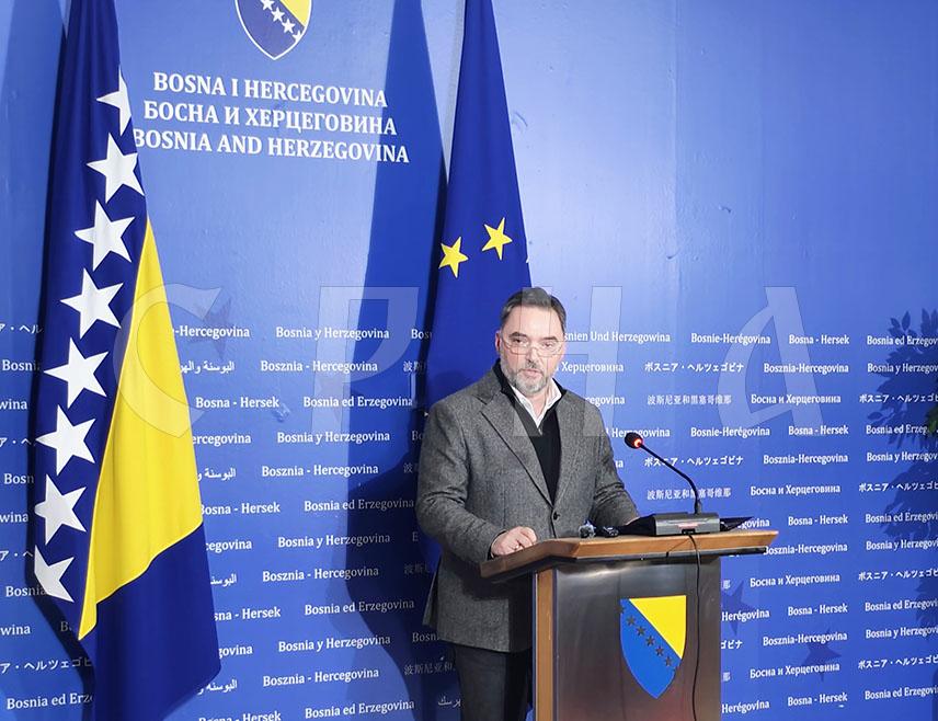 САРАЈЕВО, 16. ДЕЦЕМБРА /СРНА/ - Замјеник предсједавајуће Савјета министара Сташа Кошарац рекао је да Министарство иностраних послова и дипломатско конзуларна мрежа /ДКП/ БиХ могу да учине више с циљем притиска на Хрватску када је ријеч о планираној изградњи одлагалишта нуклеарног отпада на локалитету Трговска гора.