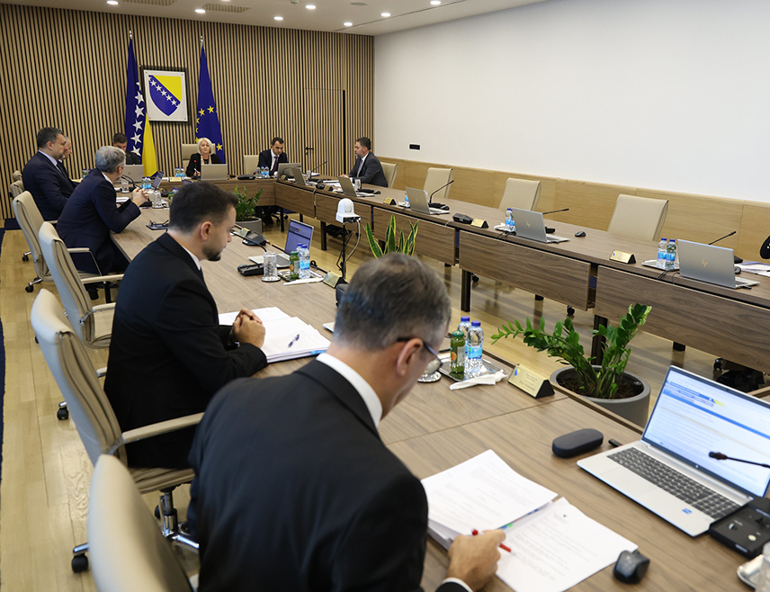 САРАЈЕВО, 16. ДЕЦЕМБРА /СРНА/ - Савјет министара донио је одлуку о прерасподјели 10 милиона КМ из буџета Министарства за људска права и избјеглице у буџет Фонда за повратак БиХ за реализацију пројеката који се односе на Анекс седам Дејтонског мировног споразума.