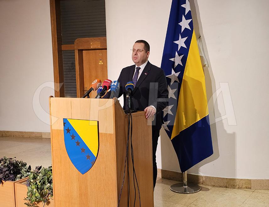 САРАЈЕВО, 17. ДЕЦЕМБРА/СРНА/ - Српски делегат у Дому народа Парламентарне скупштине БиХ Радован Ковачевић рекао је да су делегати странака опозиције из Републике Српске данас подржали усвајање споразума, односно давања грант средстава за факултет ратног злочинца Ејупа Ганића, најодговорнијег човјека за злочин у Добровољачкој улици у Сарајеву.