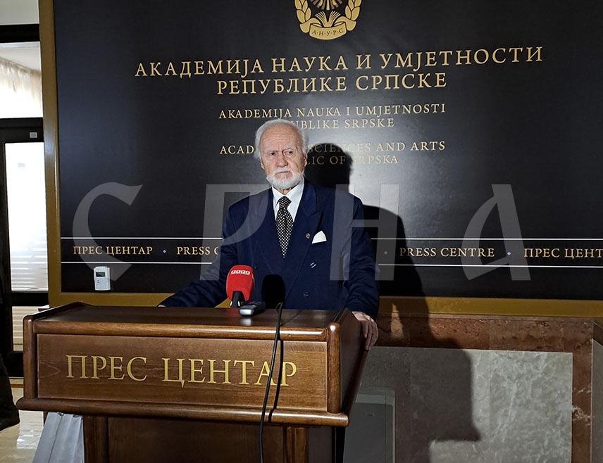 БАЊАЛУКА, 17. ДЕЦЕМБРА /СРНА/ - Академик Никола Поповић изјавио је данас да је огромна заблуда да је окончан Хладни рат, који се тренутно води на релацији Сједињене Државе - Кина.