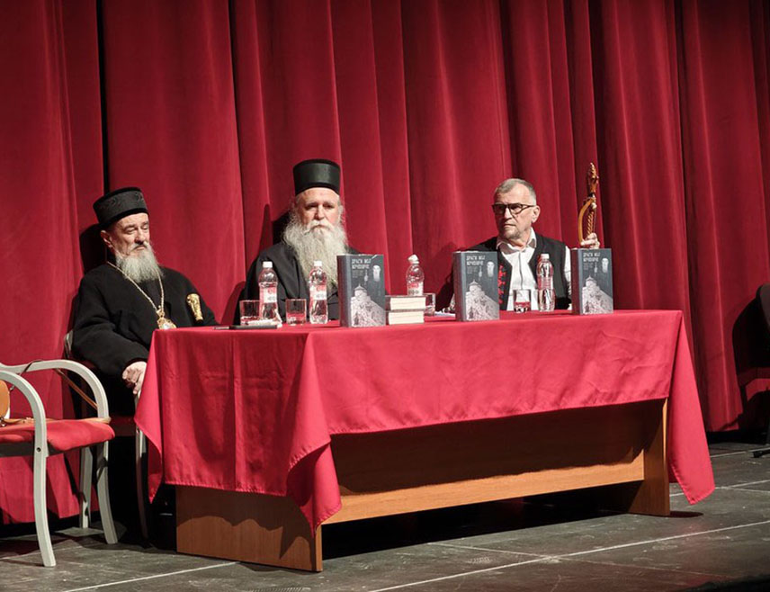 ПОДГОРИЦА, 17. ДЕЦЕМБРА /СРНА/ - Прича Ловћенске капеле обухвата прошлост, садашњост и будућност, као што и сам Његошев дух прожима сва времена и она ће се вратити на Ловћен онда када буде завладала слога, поручио је у Пљевљима Његово високопреосвештенство митрополит црногорско-приморски Јоаникије.