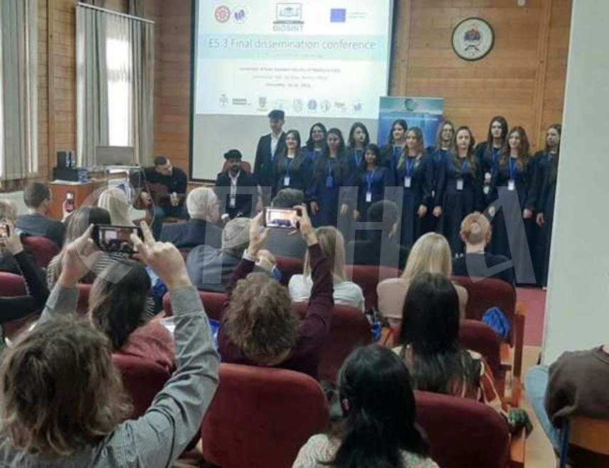 ФОЧА, 17. ДЕЦЕМБРА /СРНА/ - Представници више универзитета из земаља региона и ЕУ, учесници пројекта међународне сарадње, поручили су данас са конференције у Фочи да je Медицински факултет у овом граду са своја три одсјека на енглеском језику потврда да се посвећен и упоран рад увијек исплати, те да би овакав примјер интернационализације требало да слиједе све високошколске установе у региону.