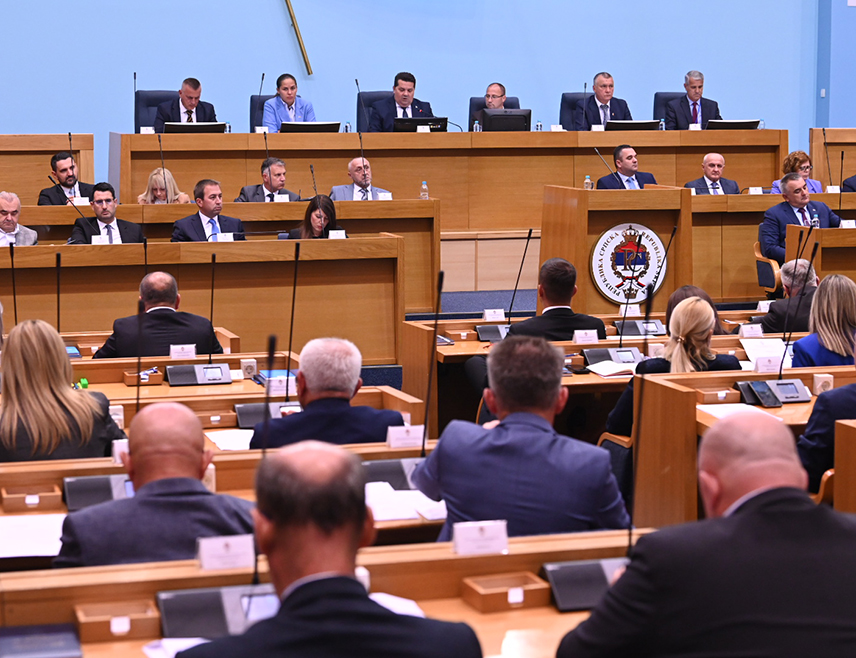 БАЊАЛУКА, 17. ДЕЦЕМБРА /СРНА/ - Приједлогом закона о измјени Закона о платама запослених у области културе Републике Српске прописано је да ће основна нето плата бити око 1.915 КМ, док садашња износи 1.850 КМ.