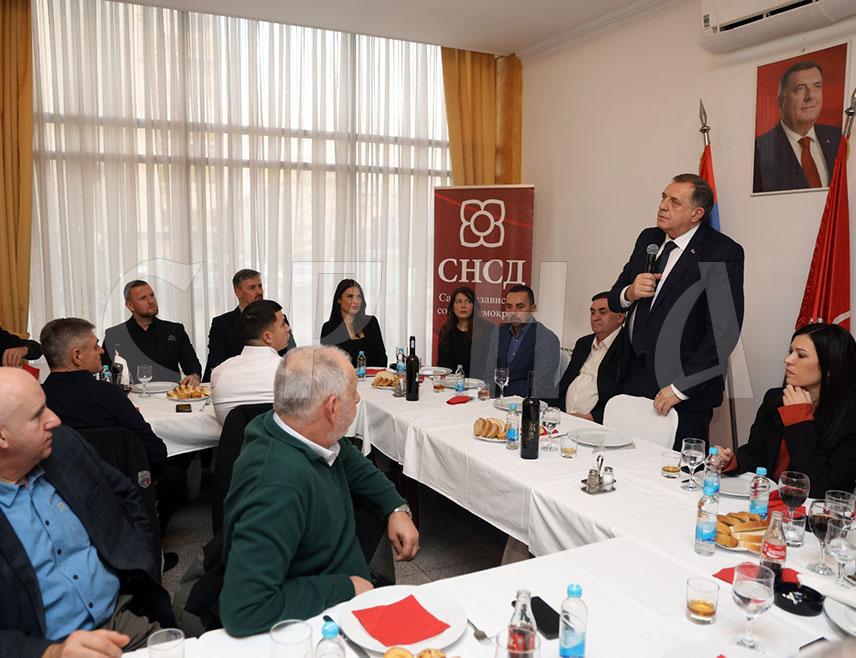 ДОБОЈ, 17. ДЕЦЕМБРА /СРНА/ - Предсједник СНСД-а Милорад Додик поручио је да је Добој у приоритету инвестиционих захвата у Републици Српској и најавио капитална улагања у овај град у износу од 10 до 15 милиона КМ.