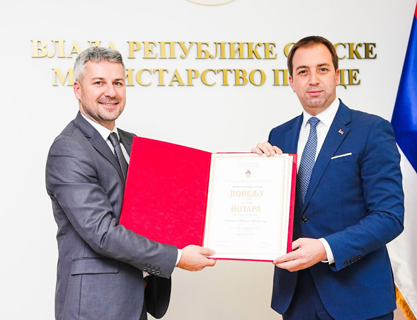 БАЊАЛУКА, 18. ДЕЦЕМБРА /СРНА/ - Министар правде Републике Српске Горан Селак данас је у Бањалуци уручио повељу новоименованом нотару из Источног Новог Сарајева Влади Ашанину и нагласио да се тиме наставља системско јачање нотарске службе у Републици Српској.
