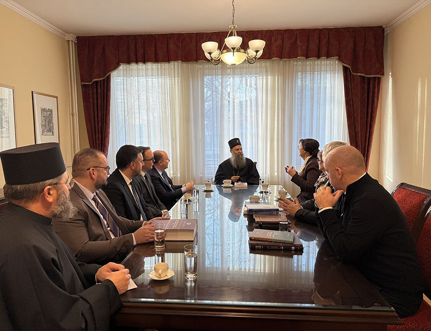 БЕОГРАД, 18. ДЕЦЕМБРА /СРНА/ - Његова светост патријарх српски Порфирије и делегација Удружења жена жртава рата из Републике Српске истакли су током разговора у Београду да је важно указати на потребу за правдом, с обзиром на то да су многи злочини над српским народом остали недовољно разјашњени и под велом тајне, а самим тим и без адекватне казне за злочинце.