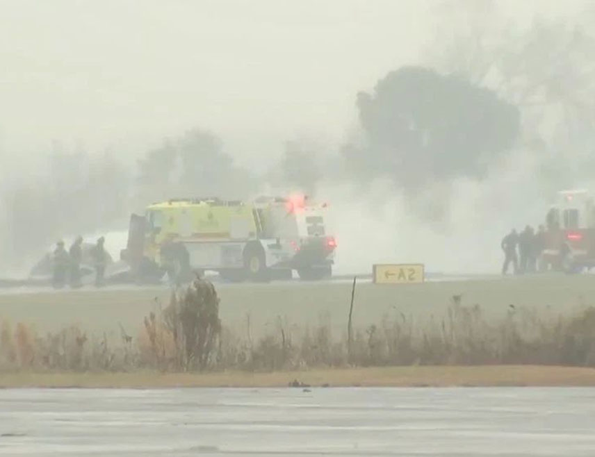 ВАШИНГTОН, 18. ДЕЦЕМБРА /СРНА/ - Шест особа погинуло је данас приликом пада малог приватног авиона у Стејтсвилу у америчкој савезној држави Сјеверна Каролина.