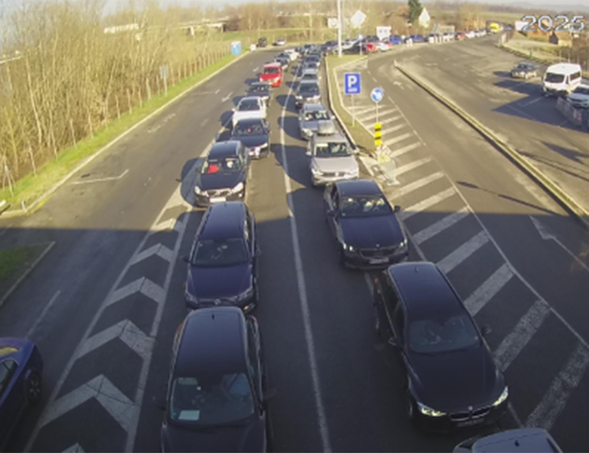 БАЊАЛУКА, 19. ДЕЦЕМБРА /СРНА/ - На граничним прелазима Градина, Брод, Костајница и Орашје појачана је фреквенција возила на улазу у БиХ, саопштено је из Ауто-мото савеза /АМС/ Републике Српске.