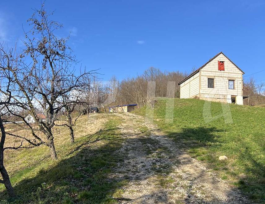RASTOŠNICA, December 19 /SRNA/ - The household of sister and brother Ljiljana and Milan Kovačević, the only Serb returnees to the village of Rastošnica in the Federation of BiH /FBiH/, is under strong pressure from the municipal authorities in Teočak, which are demanding the demolition of their auxiliary facilities built in 1985.