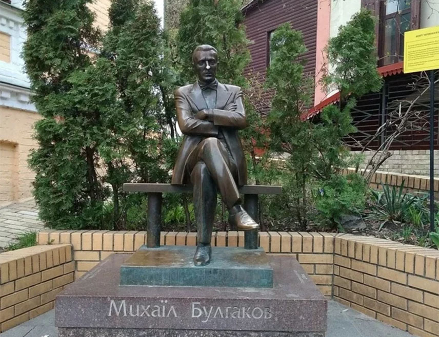 КИЈЕВ, 20. ДЕЦЕМБРА /СРНА/ - Украјинске власти изгласале су уклањање низа споменика и меморијалних обиљежја у Кијеву, укључујући споменик познатом писцу Михаилу Булгакову, у оквиру кампање чишћења јавних простора од симбола повезаних са Русијом.