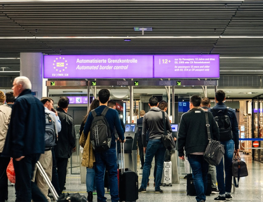 БРИСЕЛ, 20. ДЕЦЕМБРА /СРНА/ - Дигитални систем ЕУ за контролу граница изазива вишесатна задржавања на пасошкој контроли, јер се службе суочавају са повећањем од 70 одсто времена потребног за спровођење граничних провјера, саопштио је Међународни савјет аеродрома /АЦИ/.