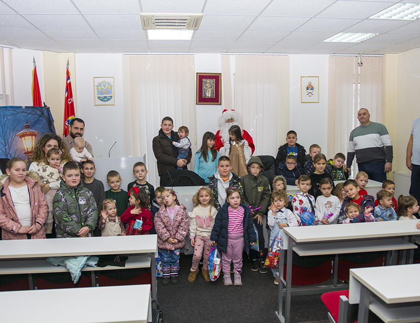 СРБАЦ, 20. ДЕЦЕМБРА /СРНА/ - Борачка организација општине Србац организовала је данас подјелу новогодишњих пакетића за 73 унучади погинулих бораца Војске Републике Српске /ВРС/ како би се исказало поштовање према погинулим борцима и њиховим породицама.