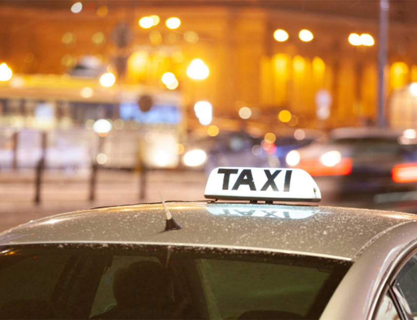 ФРАНКФУРТ, 20. ДЕЦЕМБРА /СРНА/ - Женама у Франкфурту омогућено је да ноћу користе такси унутар града по субвенционисаној цијени од шест евра.