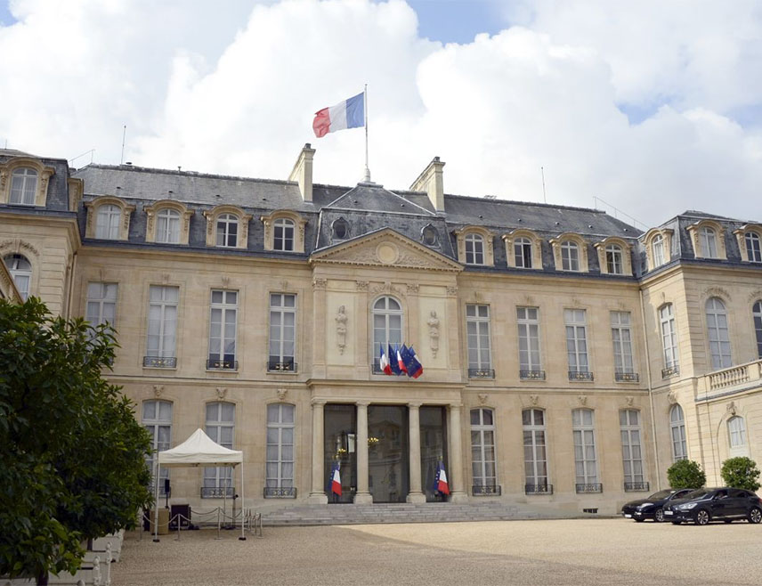 ПАРИЗ, 20. ДЕЦЕМБРА /СРНА-Ројтерс/ - Јелисејска палата, званична резиденција француског предсједника, пријавила је нестанак сребрног прибора и посуђа коришћених за државне вечере и друге догађаје, а њихова вриједност процијењена је између 15.000 и 40.000 евра, саопштило је тужилаштво у Паризу.