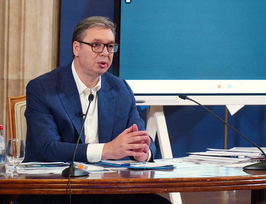 БЕОГРАД, 20. ДЕЦЕМБРА /СРНА/ - Предсједник Србије Александар Вучић рекао је да је држава обезбиједила довољно дизела, керозина, мазута и бензина до 25. јануара, као и да послије данашњег важног састанка вјерује да је рјешење близу.