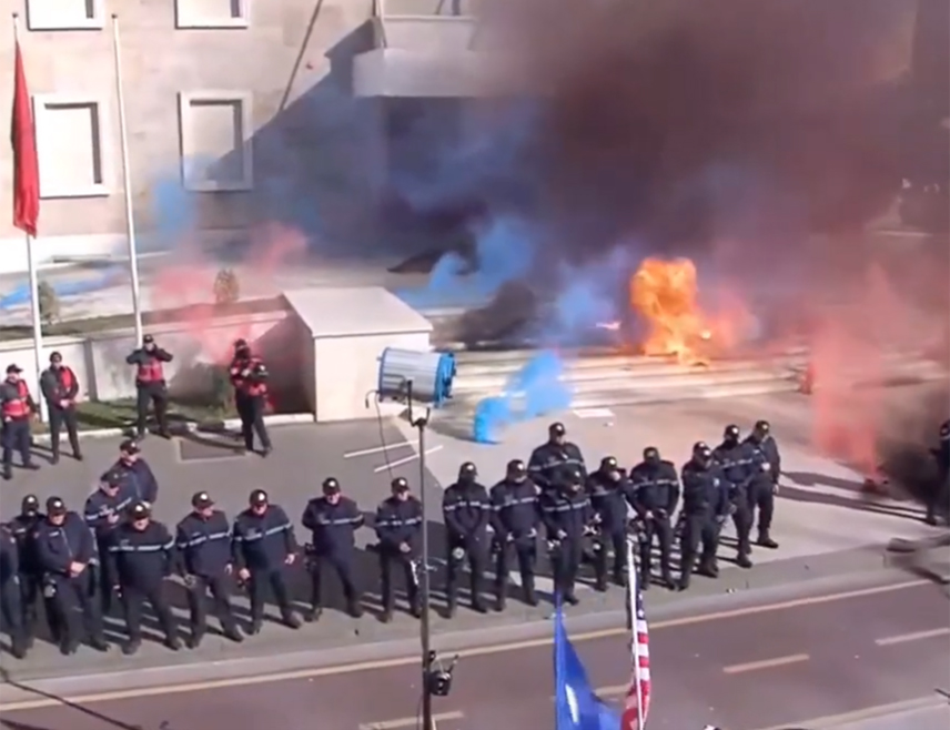 TИРАНА, 20. ДЕЦЕМБРА /СРНА/ - Представници и окупљени око Покрета "Албанија настаје" протествовали су данас испред канцеларије албанског премијера Едија Раме, тражећи његову оставку, а у неколико наврата сукобили су се са полицијом.