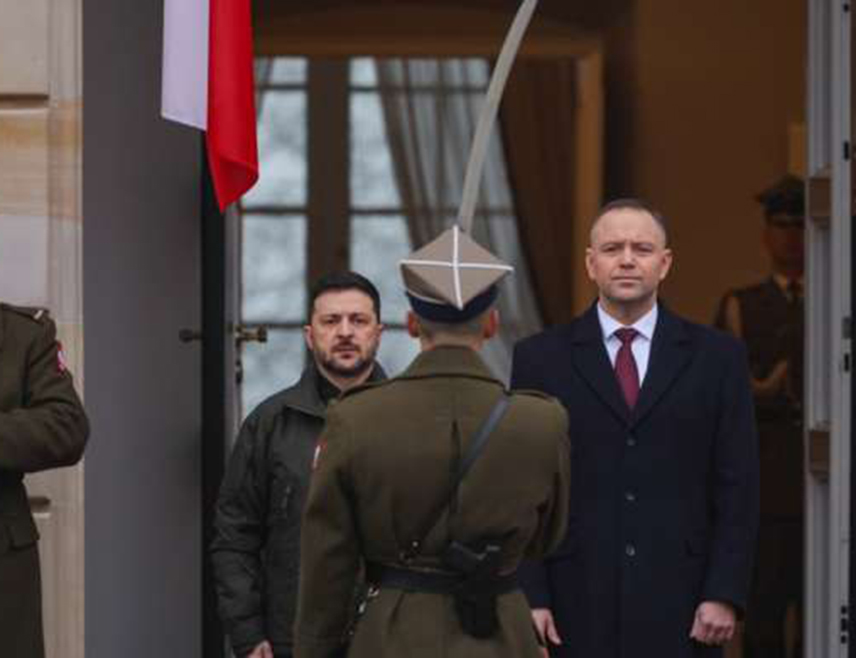 ВАРШАВА, 20. ДЕЦЕМБРА /СРНА/ - Пољски предсједник Карол Навроцки поклонио је украјинском предсједнику Владимиру Зеленском два тома "Докумената о масакру у Волини", објавио је новински портал "Нијезалезна".