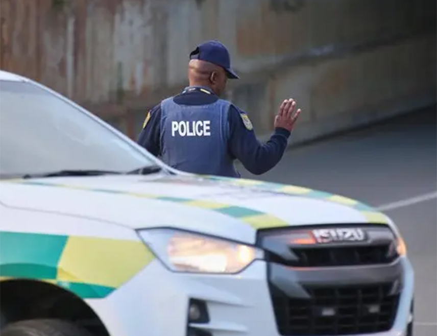 ЈОХАМЕСБУРГ, 21. ДЕЦЕМБРА /СРНА-Ројтерс/ - Наоружани нападачи убили су најмање 10 особа и још 10 ранили у насељу Бекерсдал код Јоханесбурга, саопштила је локална полиција.