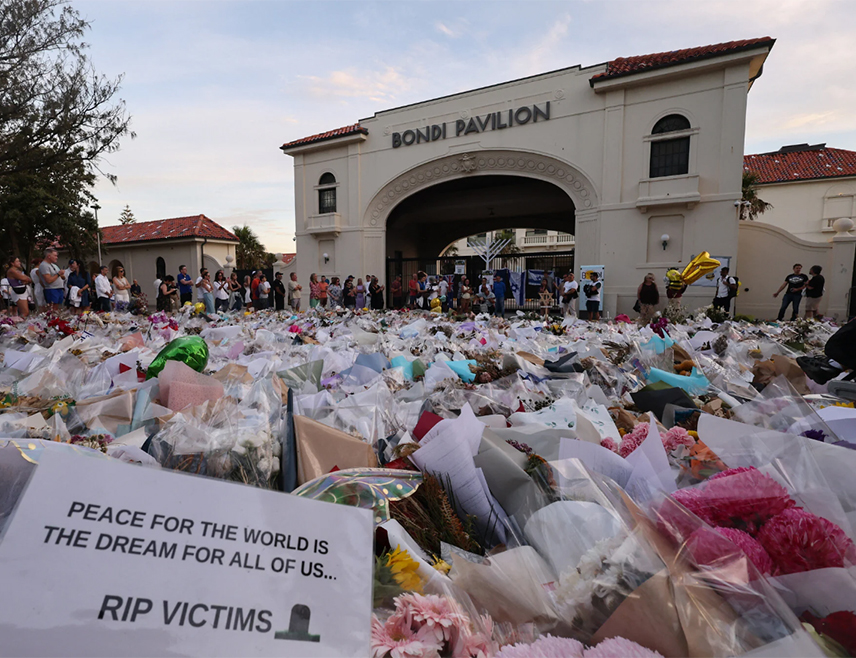 СИДНЕЈ, 21. ДЕЦЕМБРА /СРНА/ - Аустралијанци данас обиљежавају Дан сјећања на жртве напада прошле недјеље на плажи Бондај у Сиднеју када је убијено 16 особа, укључујући и једног од нападача.