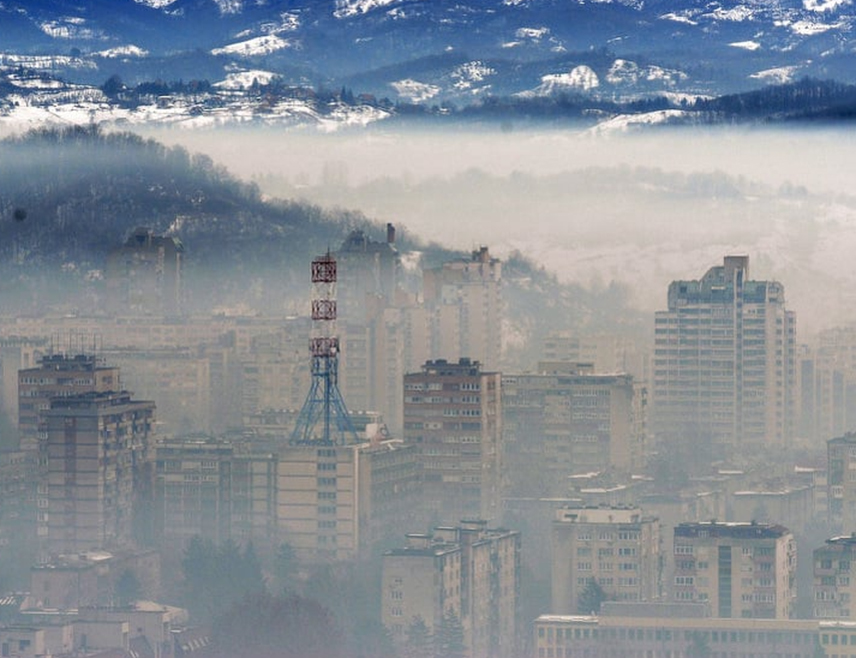 САРАЈЕВО, 21. ДЕЦЕМБРА /СРНА/ - Тузла јутрос има најзагађенији ваздух у БиХ са индексом квалитета од 135, па се грађанима препоручује да избјегавају боравак напољу због могућих посљедица по респираторне органе.