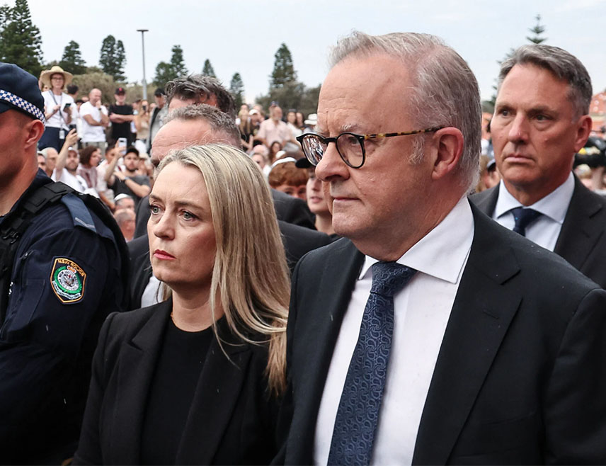 СИДНЕЈ, 21. ДЕЦЕМБРА /СРНА/ - Аустралијског премијера Ентонија Албаниза данас је на плажи Бондај издиждала маса људи док је трајало одавање почасти жртвама оружаног напада приликом прославе јеврејског фестивала Ханука прошле недјеље.