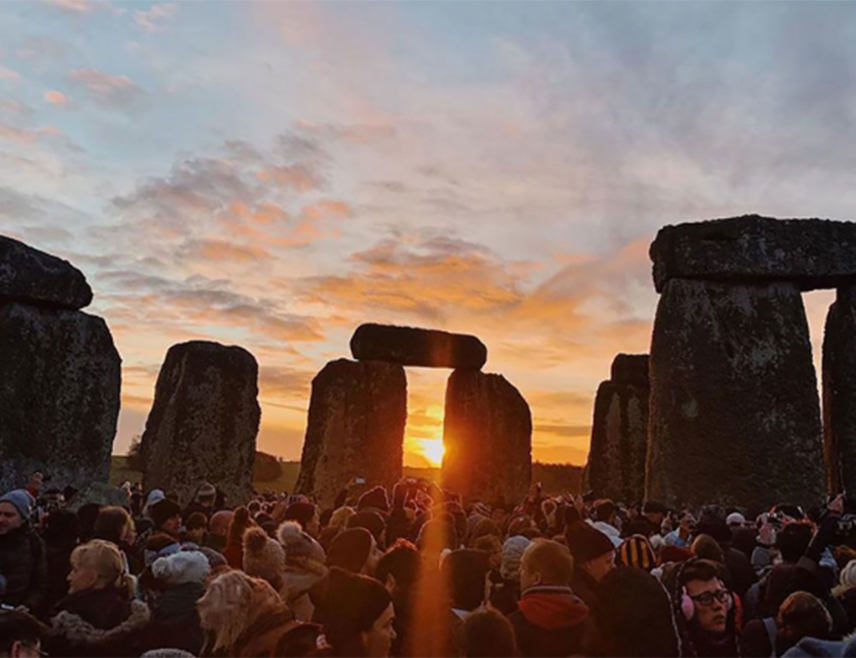 ЛОНДОН, 21. ДЕЦЕМБРА /СРНА/ - Хиљаде људи рано јутрос је, на зимски солстициј, окупило је код Стоунхенџа док је сунце излазило изнад праисторијског каменог круга, пише "Дејли мејл".