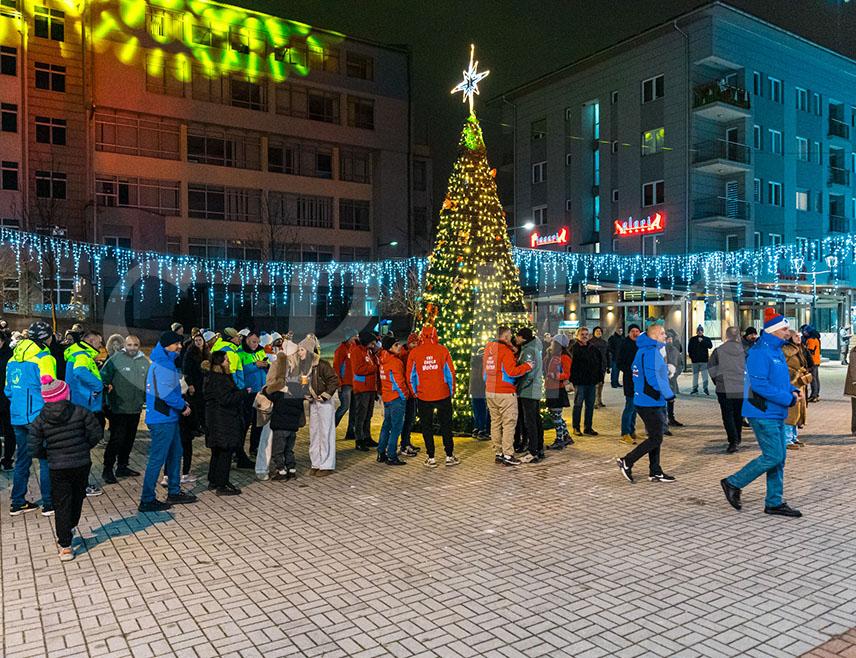 ПАЛЕ, 21. ДЕЦЕМБРА /СРНА/ - Општина Пале организовала је вечерас дефиле 15 школа скијања са подручја ове општине и хуманитарну акцију, поводом предстојећих празника.