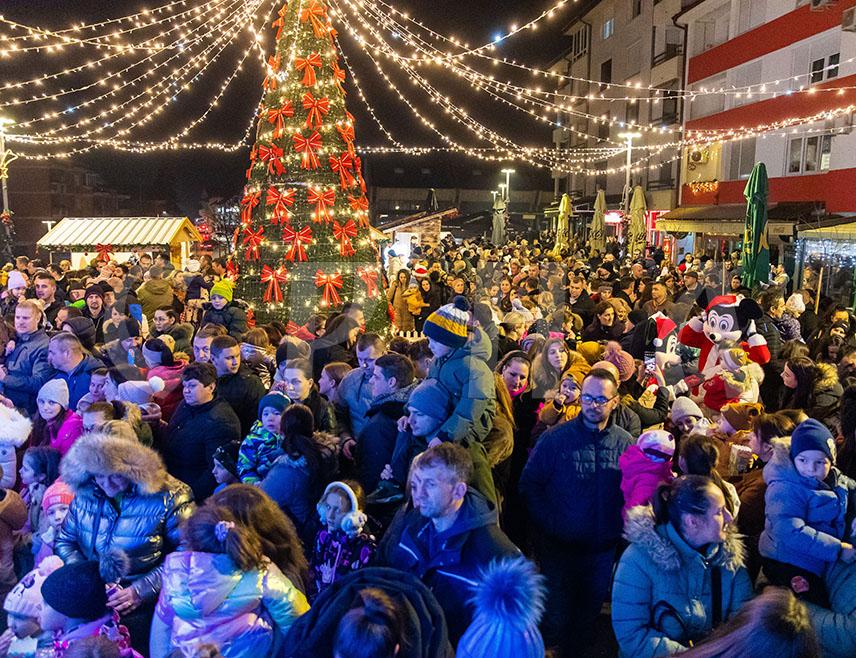 ПРЊАВОР, 21. ДЕЦЕМБРА /СРНА/ - На градском тргу у Прњавору вечерас је свечано отворен први "Зимофест", манифестација са садржајима за све генерације.