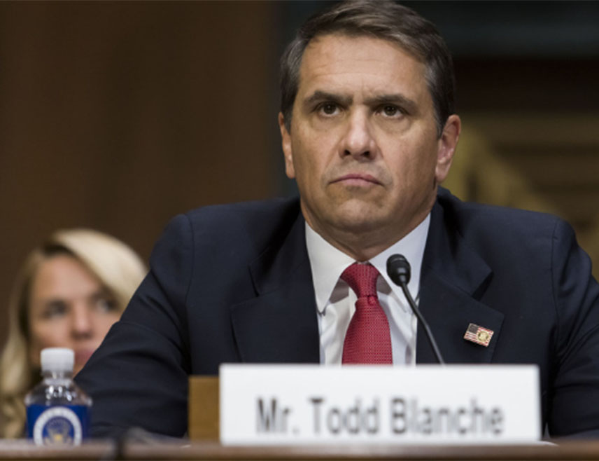 ВАШИНГTОН, 21. ДЕЦЕМБРА /СРНА/ - Замјеник америчког савезног тужиоца Tод Бленч изјавио је да Министарство правде одлучило да уклони више од 10 фотографија објављених у оквиру досијеа о Џефрију Епстину због заштите жртава злостављања.