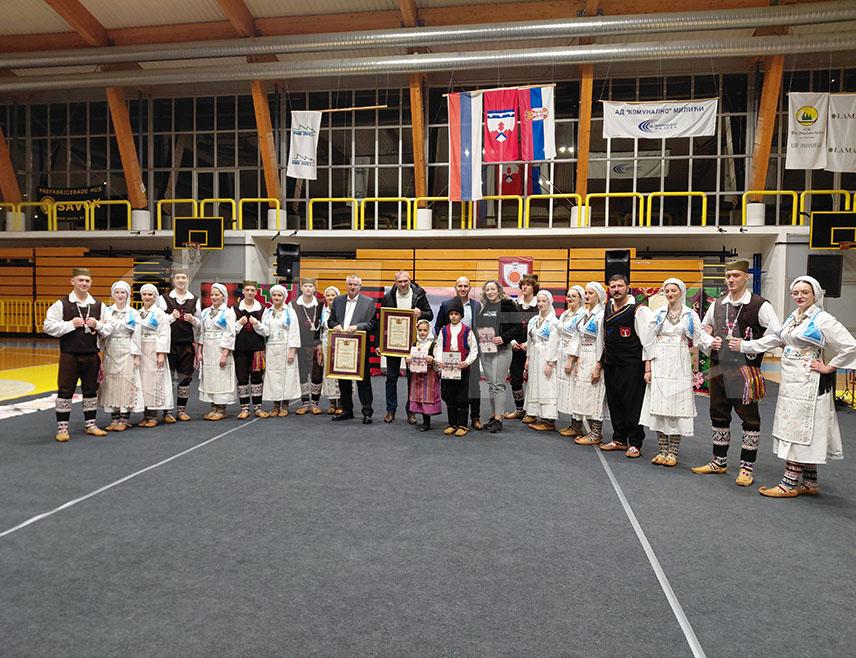 МИЛИЋИ, 22. ДЕЦЕМБРА /СРНА/ - Културно-умјетничко друштво /КУД/ "Прота Матија Поповић" из Милића одржало је четврти годишњи концерт током којег је кроз игру, пјесму и музику, провело публику различитим крајевима српског фолклорног насљеђа.