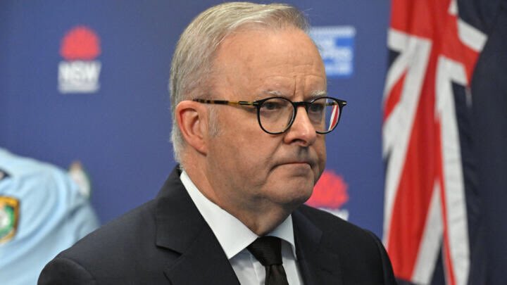 КАНБЕРА, 22. ДЕЦЕМБРА /СРНА - РИА Новости/ - Више од 310.000 људи потписало је петицију у којој се захтијева оставка премијера Аустралије Ентонија Албаниза, објављено је на платформи "Чејнџ".