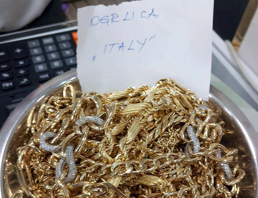 БАЊАЛУКА, 22. ДЕЦЕМБРА /СРНА/ - Службеници Управе за индиректно опорезивање /УИО/ БиХ одузели су на подрчју регионалног центра Тузла већу количину злата, чија се тржишна вриједност процјењује на 226.710 КМ.