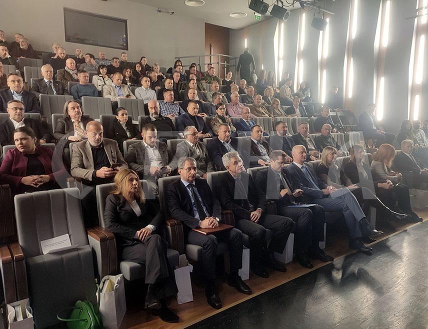 БАЊАЛУКА, 22. ДЕЦЕМБРА /СРНА/ - Шумарски факултет Универзитета у Бањалуци једна је од активнијих високошколских установа коју карактерише добра међународна сарадња, али и учешће у међународним пројектима усмјерених на заштиту биљних и животињских врста у шумским предјелима Републике Српске, истакнуто је данас на академији поводом 33 године рада овог факултета.